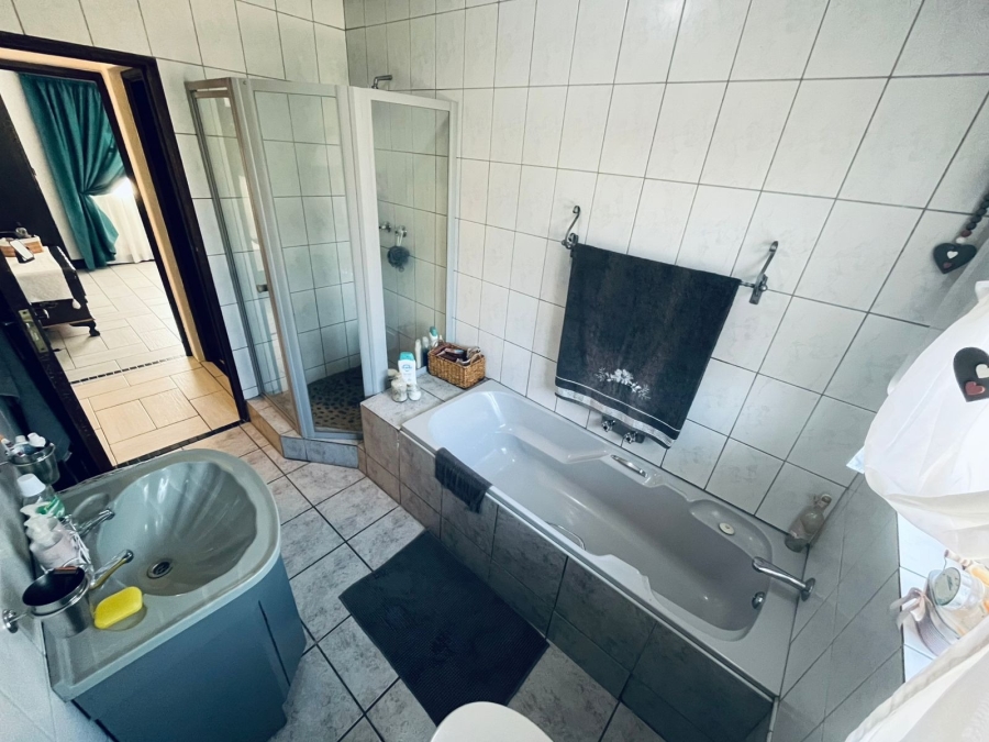 4 Bedroom Property for Sale in Oos Einde North West